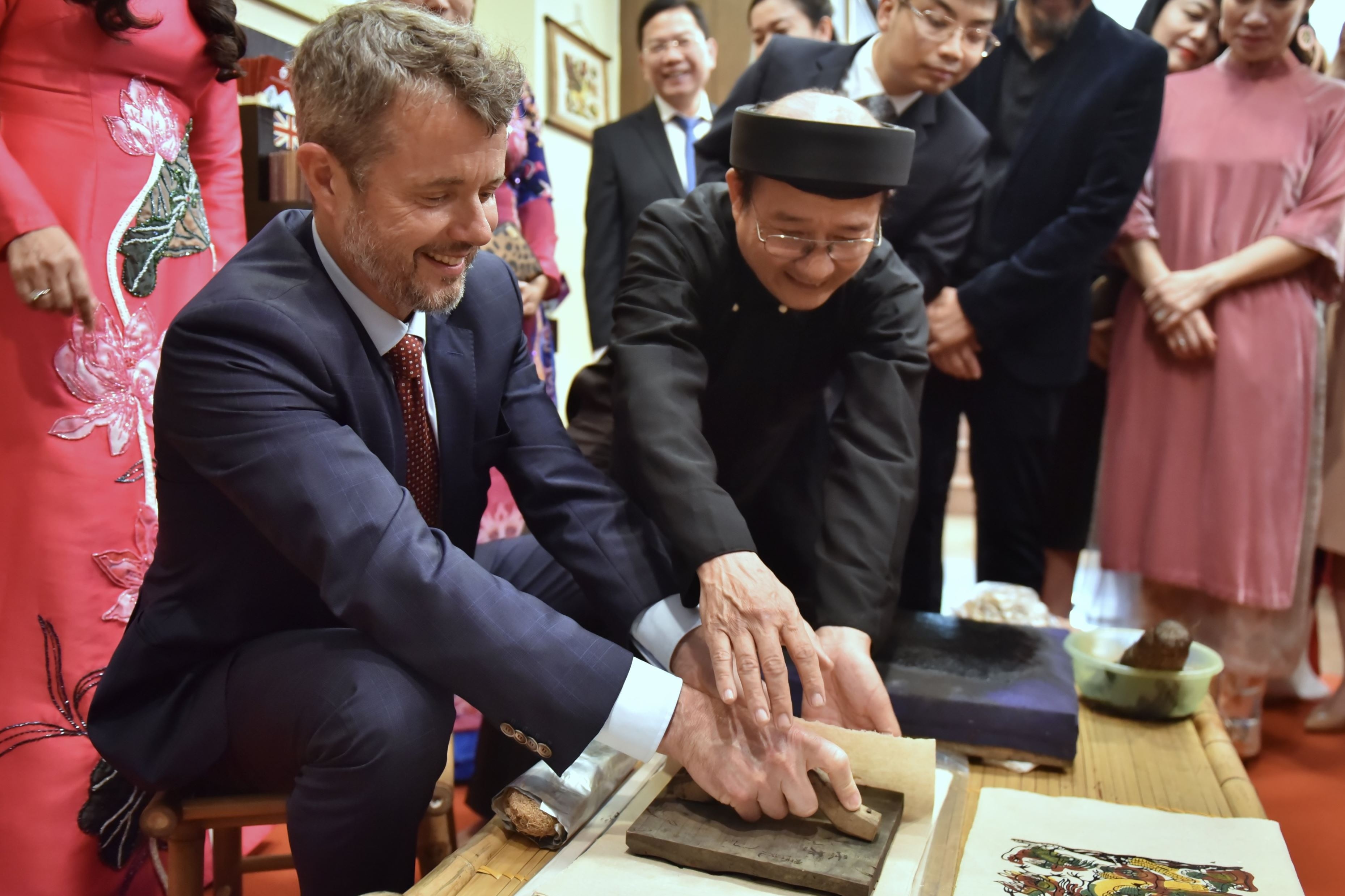 Thai tu ke vi Dan Mach dao ho Guom, thuong tranh Dong Ho hinh anh