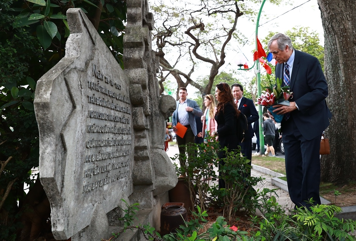 Doan nghi si My dat hoa tuong niem ong John McCain ben ho Truc Bach hinh anh