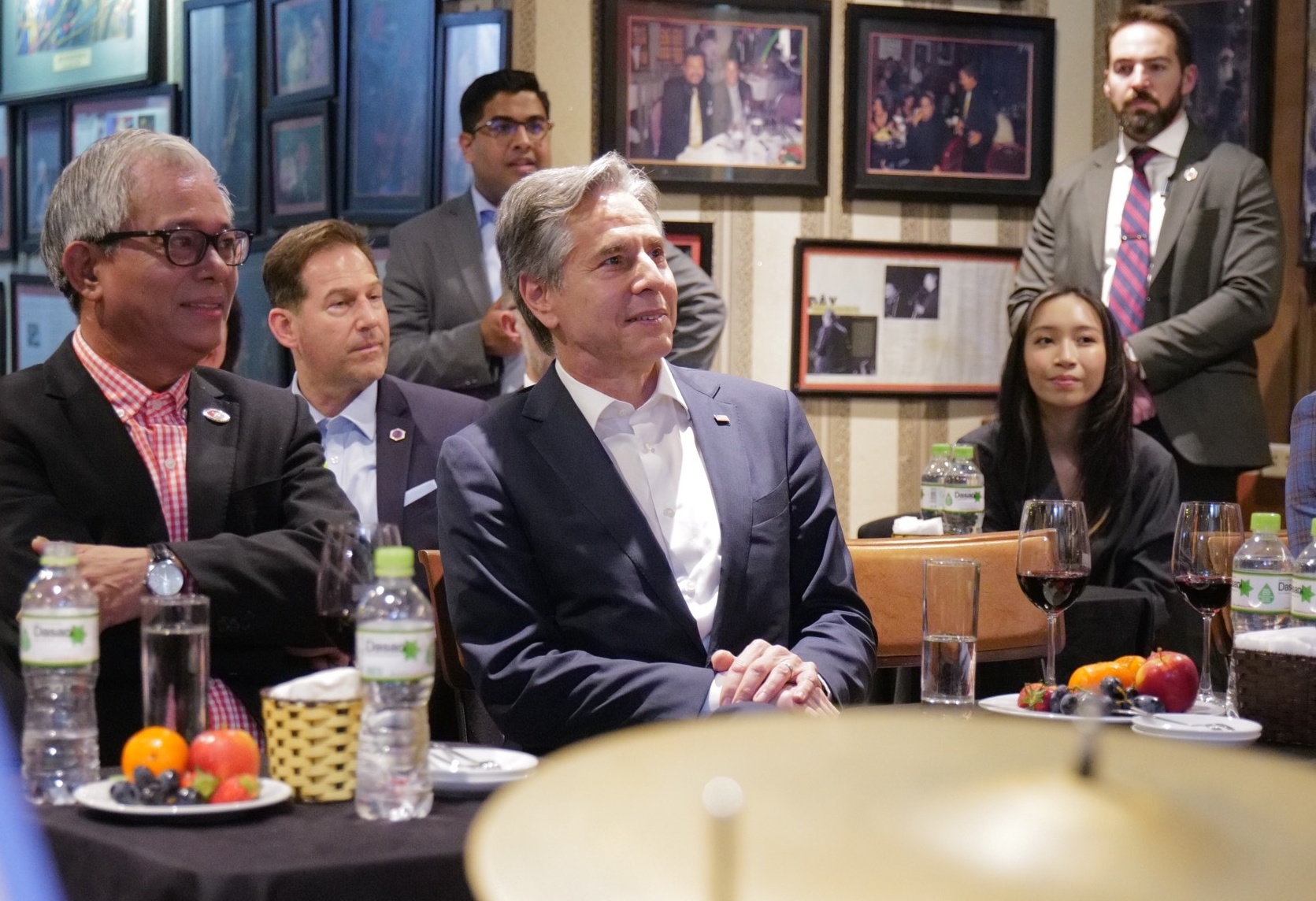 Ngoai truong My nghe nhac Jazz, an nem tom gan ho Guom hinh anh