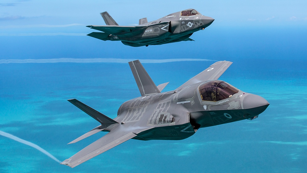 Tau san bay Anh sap den Bien Dong hinh anh