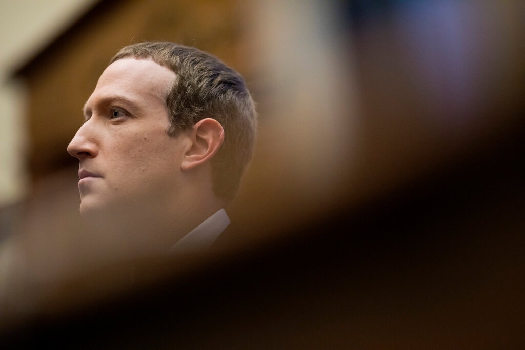 Zuckerberg khong the ne tranh viec phan quyet ve tai khoan ong Trump hinh anh