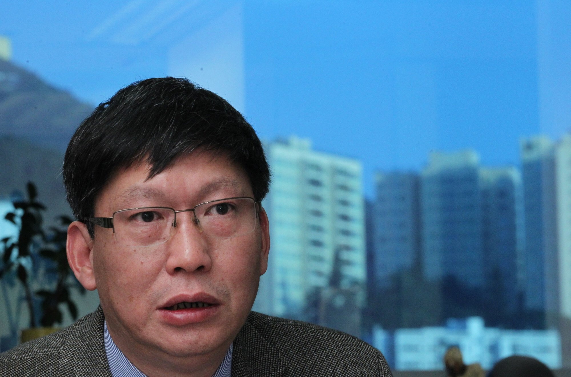 Chuyen gia canh bao the gioi can chuan bi de song cung Covid-19 hinh anh