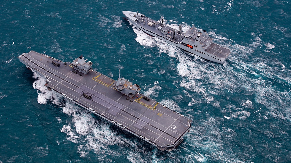 Covid-19 bung phat tren tau san bay Anh anh 1