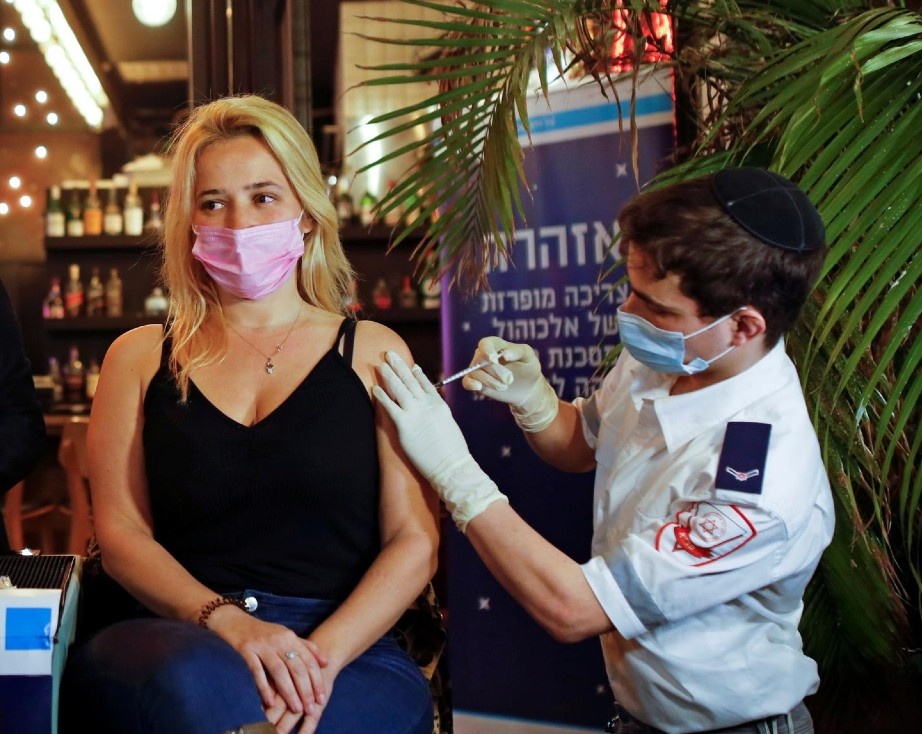 Hai buc tranh trai nguoc o nhung nuoc di dau tiem vaccine Covid-19 hinh anh