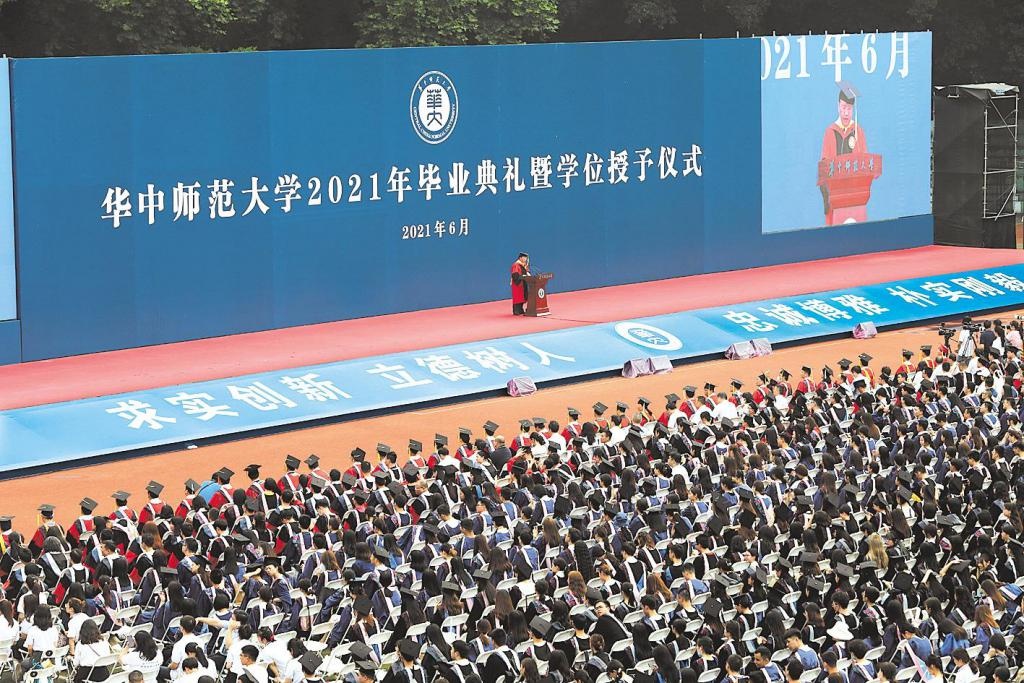 Sinh vien Vu Han tot nghiep anh 1