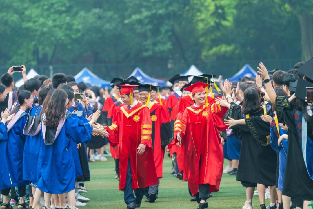 Sinh vien Vu Han tot nghiep anh 4