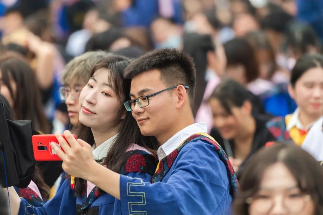 Sinh vien Vu Han tot nghiep anh 6