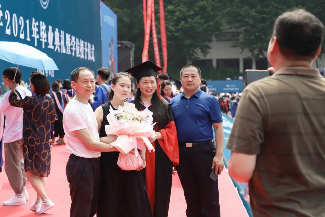 Sinh vien Vu Han tot nghiep anh 7