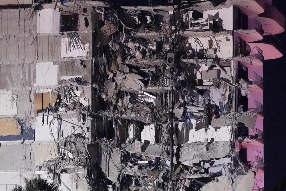 Toa nha 12 tang bong nhien sup do tai Florida hinh anh