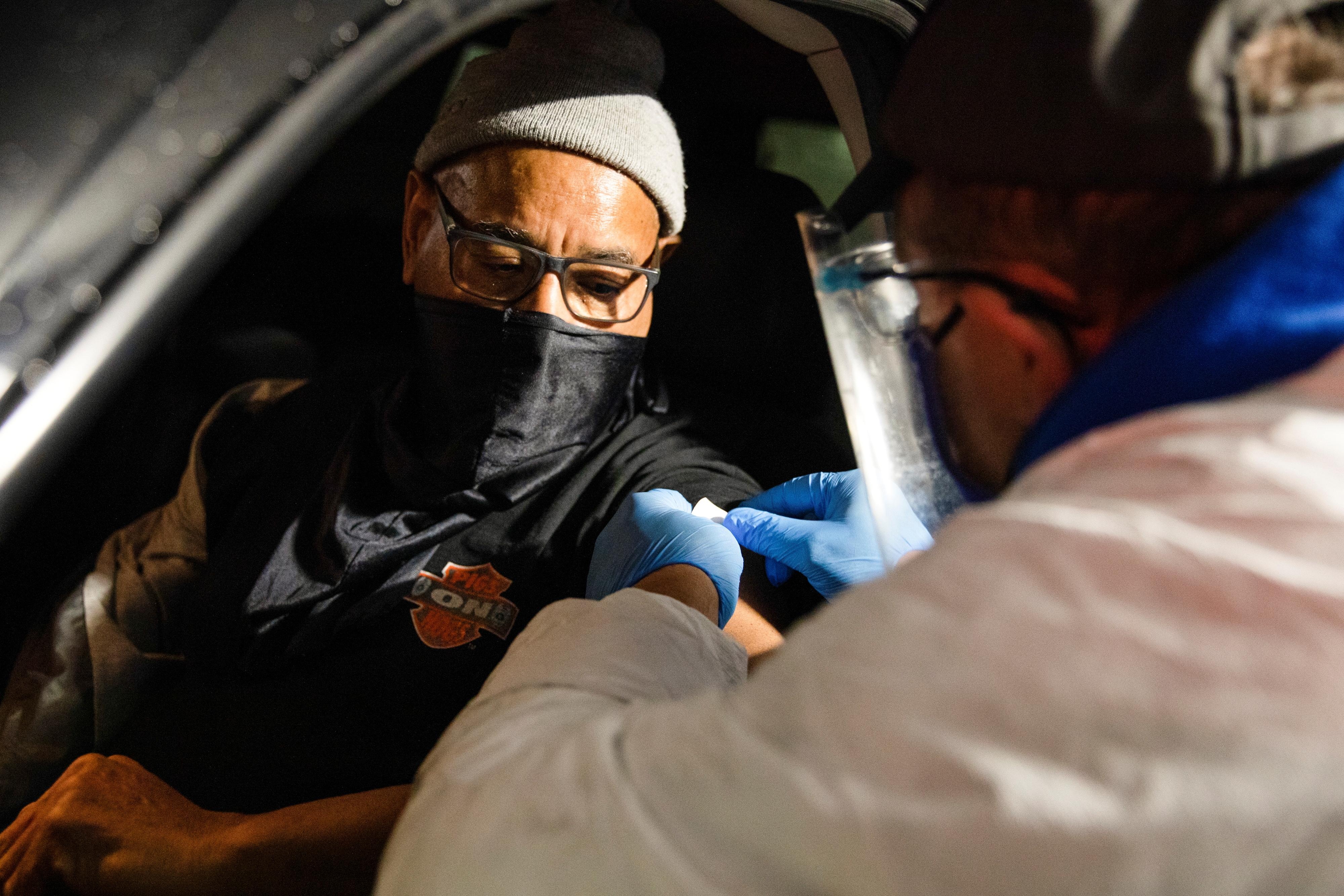 Ho sau bat binh dang tu viec nguoi giau 'cho xem hieu qua vaccine' hinh anh