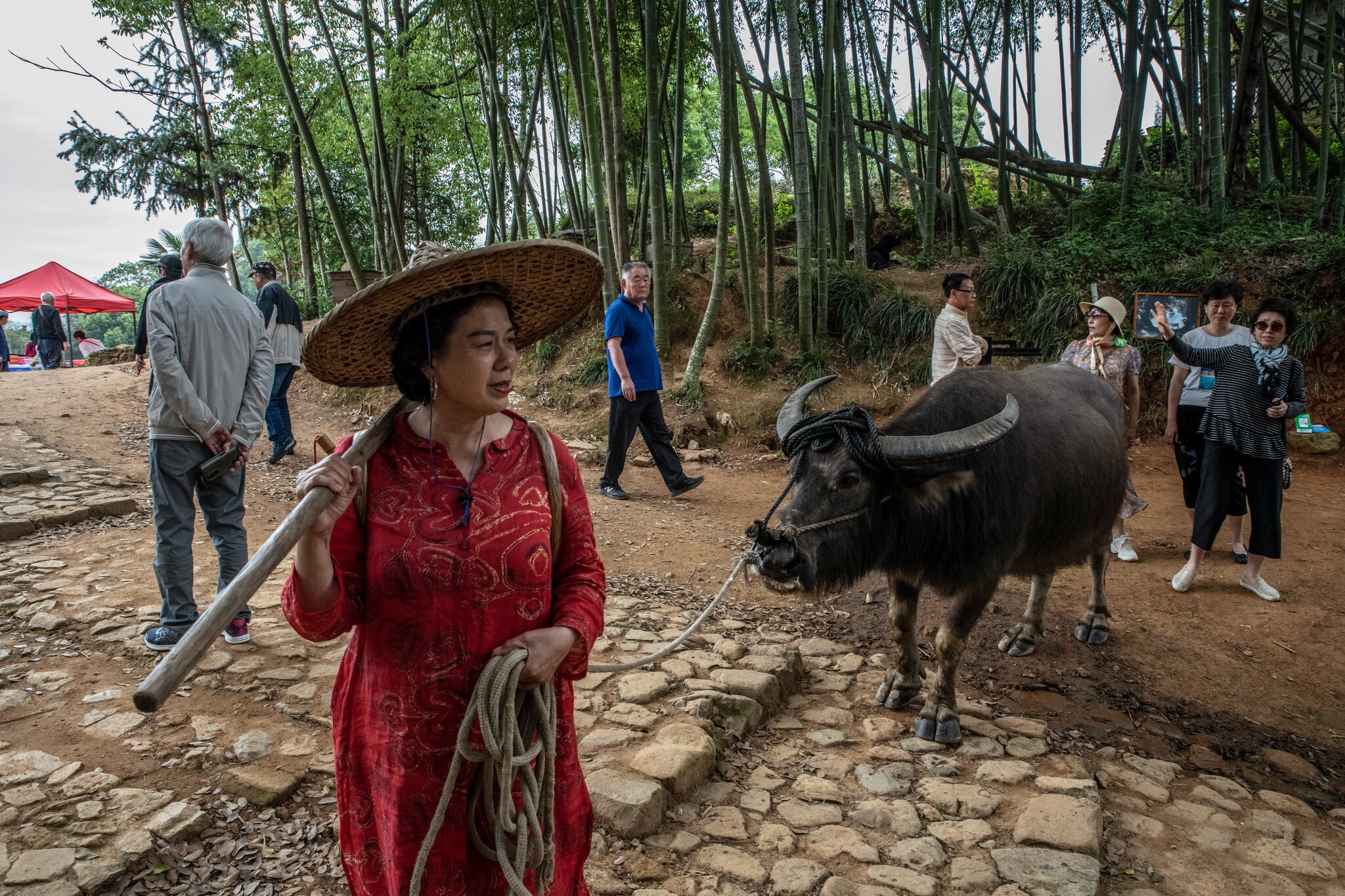 Nguoi Trung Quoc do xo di chup anh nong thon hinh anh