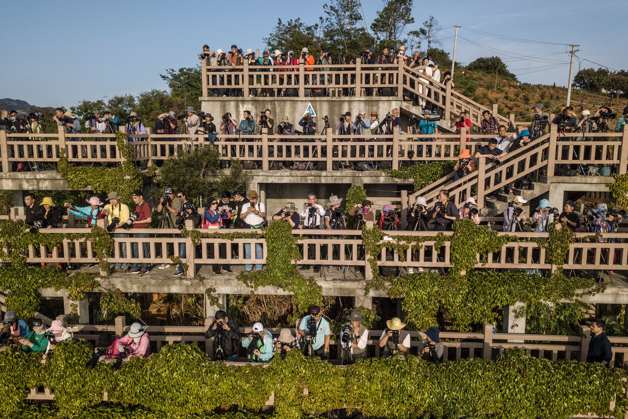 nguoi Trung Quoc do xo di chup anh nong thon anh 1