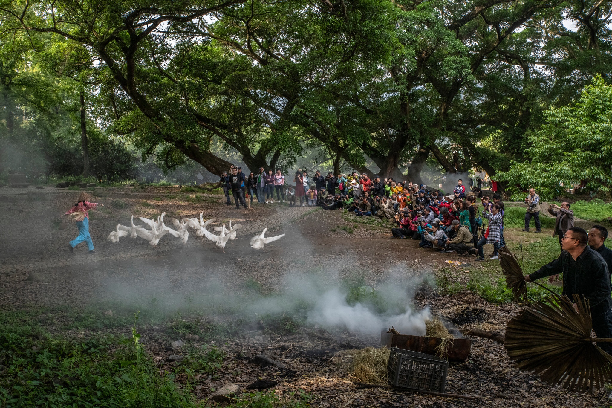 nguoi Trung Quoc do xo di chup anh nong thon anh 3