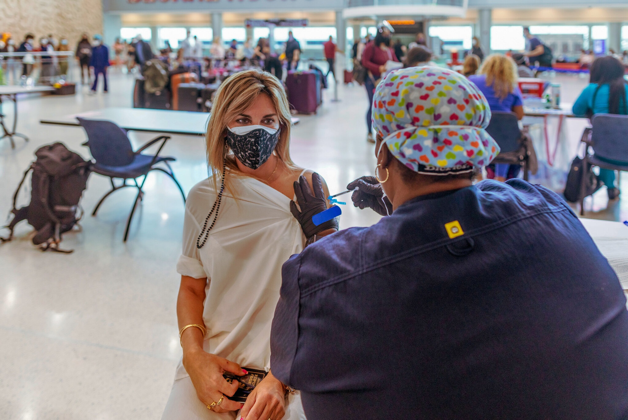 bien the Delta gay ra tranh cai khau trang anh 1