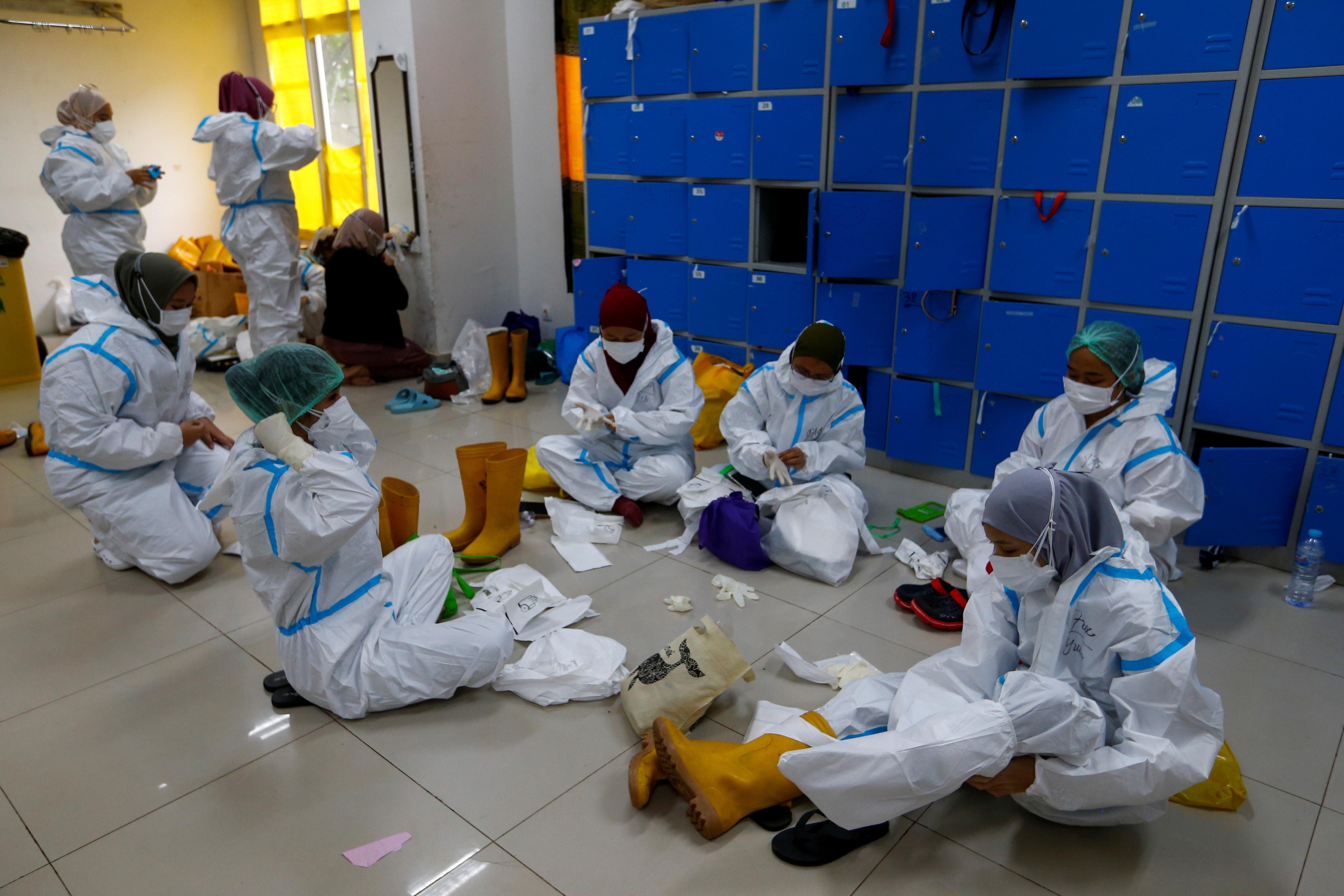 nhan vien y te phoi nhiem Covid-19 tai co so cach ly anh 3