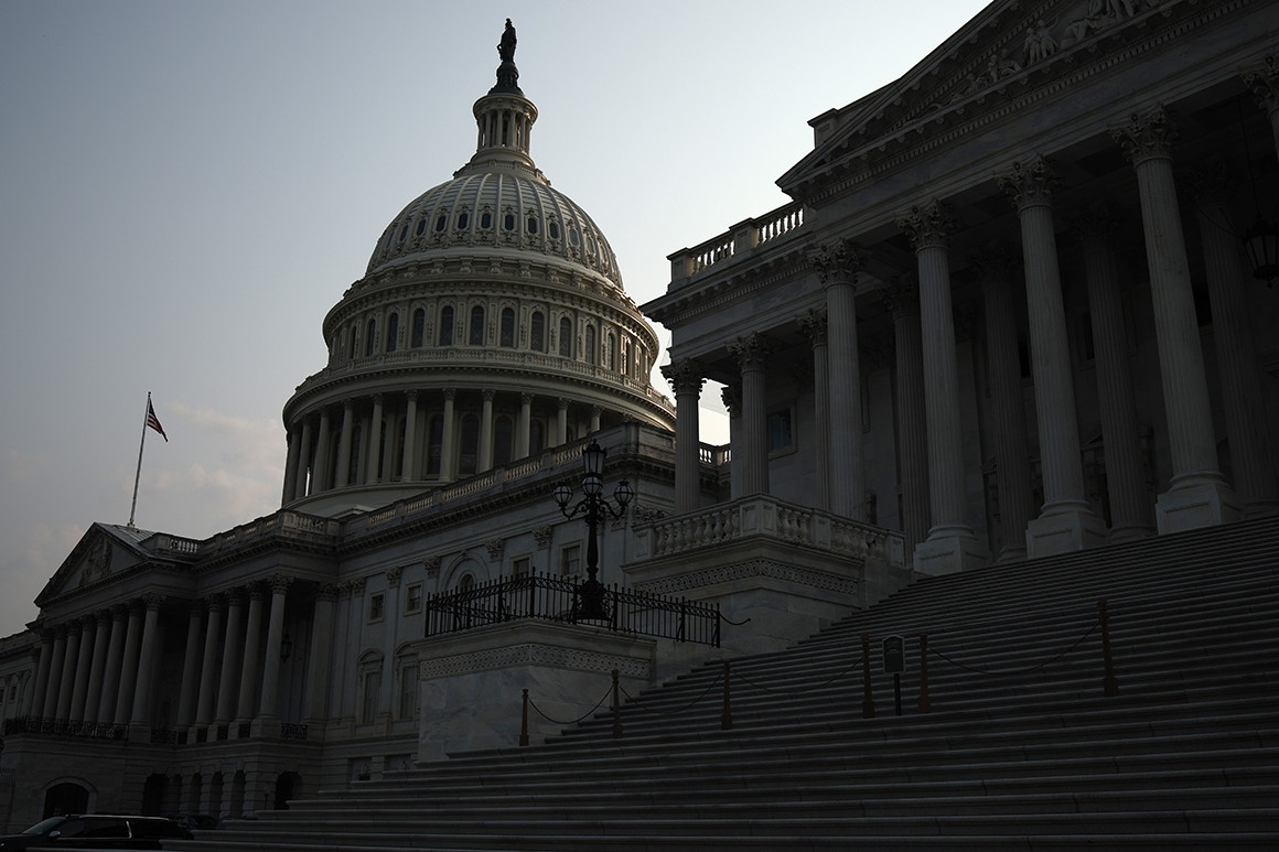 Con ac mong Covid-19 tro lai Dien Capitol hinh anh