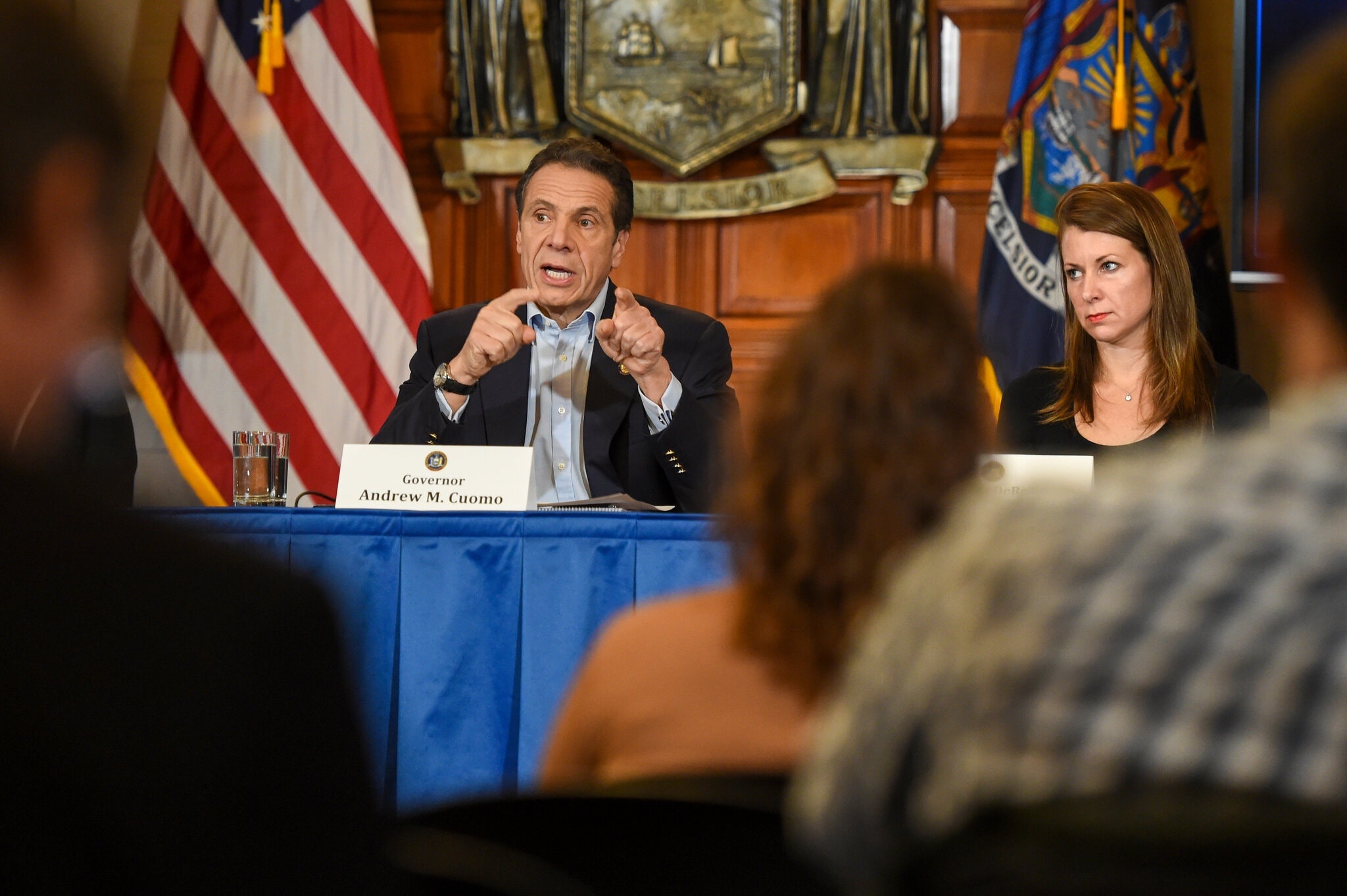 Nhung phut cuoi truoc khi sup do cua Thong doc Cuomo hinh anh