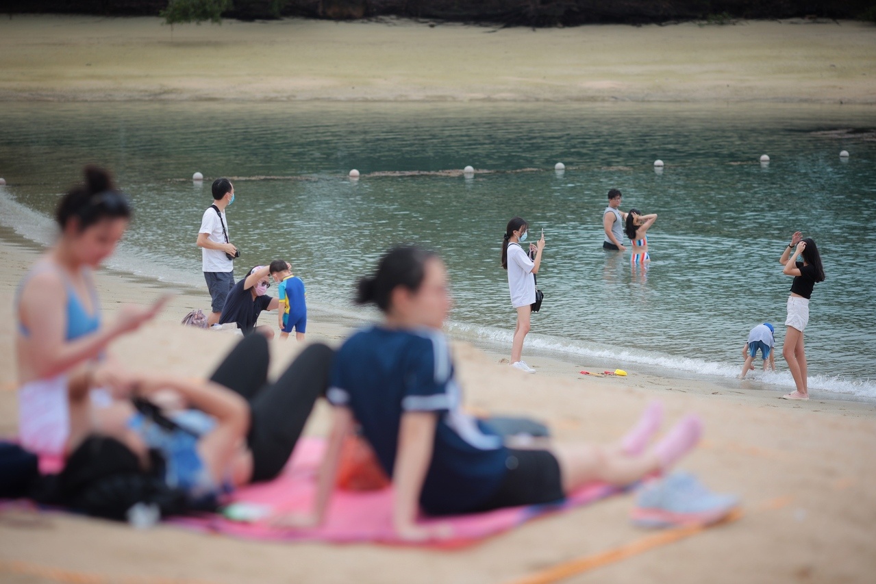 Loi canh bao tu Singapore ve chien luoc song chung voi virus hinh anh