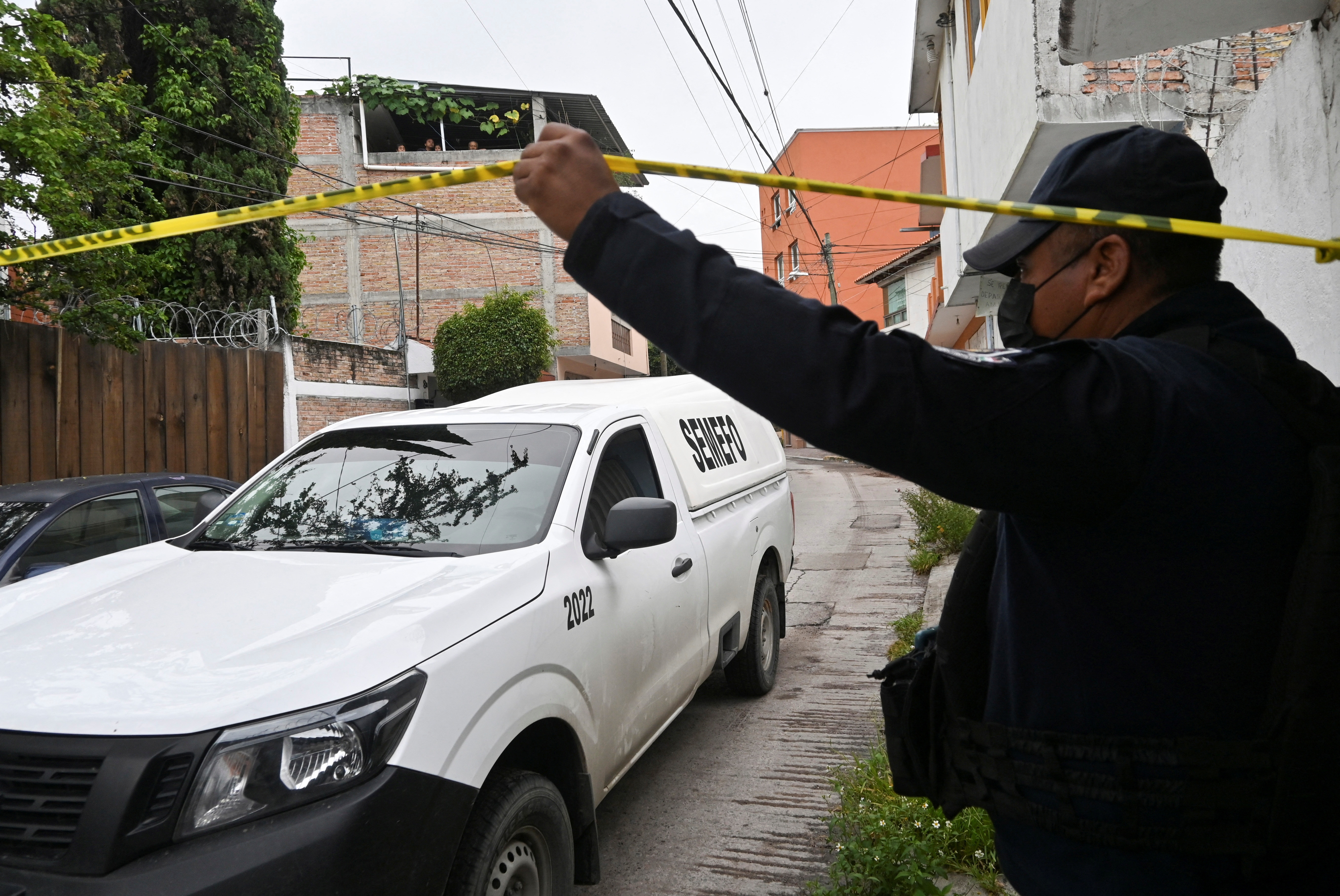 Nha bao bi tan cong anh 1