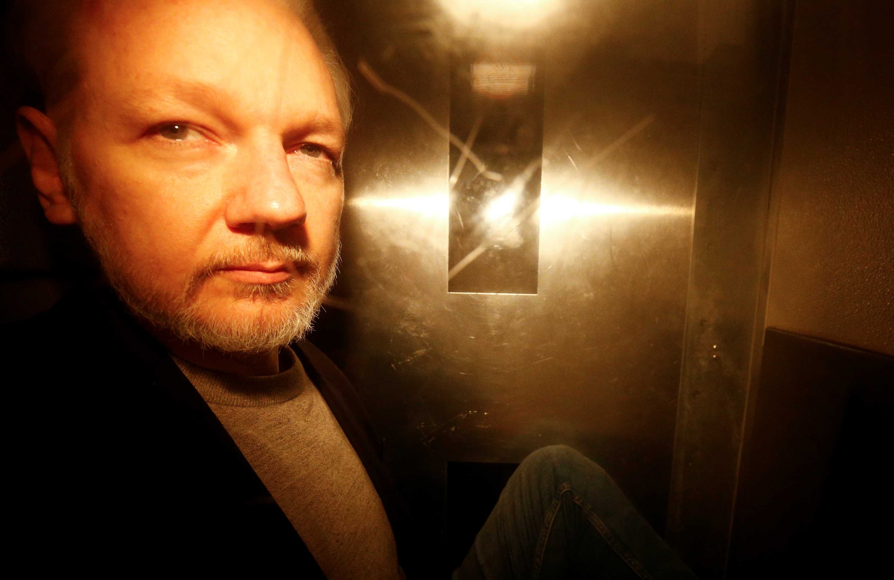 Assange dan do ve My anh 1