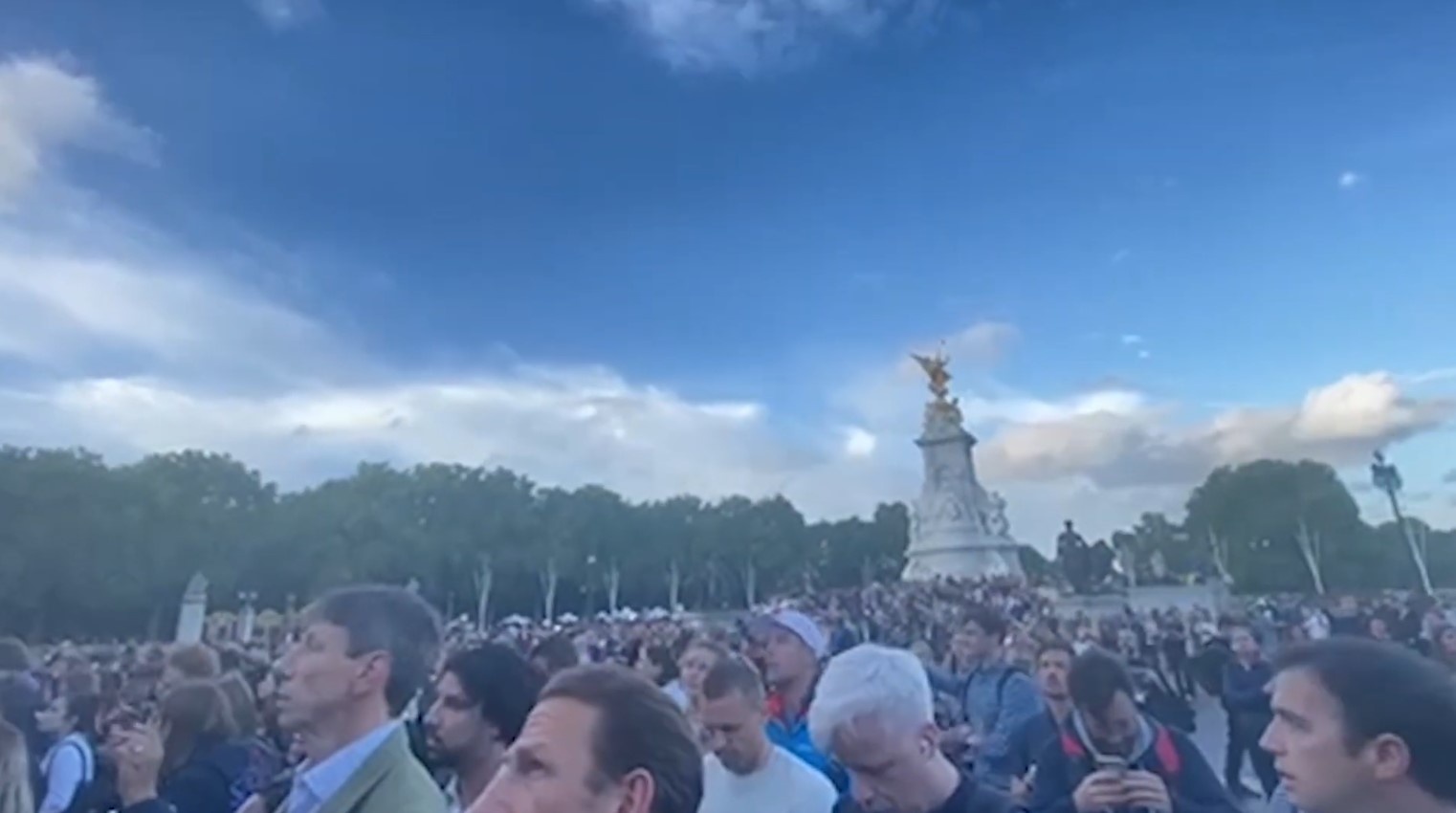 Dam dong ben ngoai Dien Buckingham sau khi nu hoang bang ha hinh anh