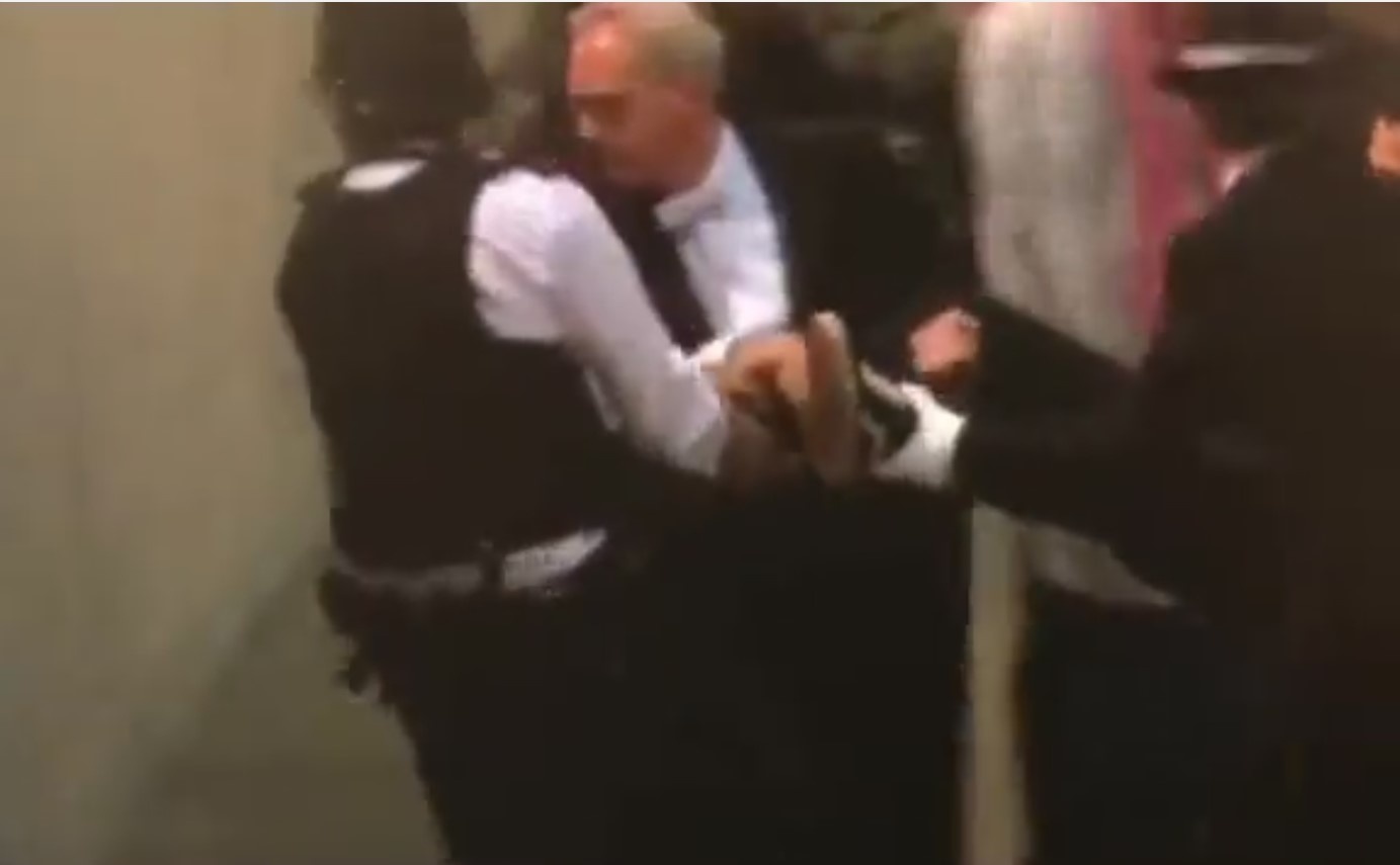 Canh sat khong che nguoi xong den gan linh cuu nu hoang Anh hinh anh