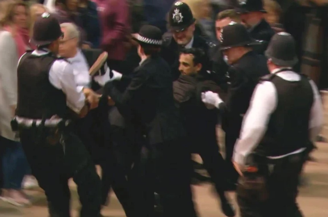 Canh sat Anh quat nga nguoi xong toi linh cuu co nu hoang hinh anh