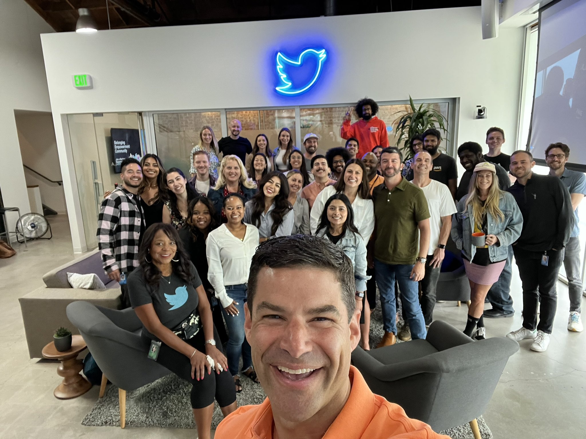 Giam doc tai chinh Twitter thay doi tieu su sau khi bi sa thai hinh anh