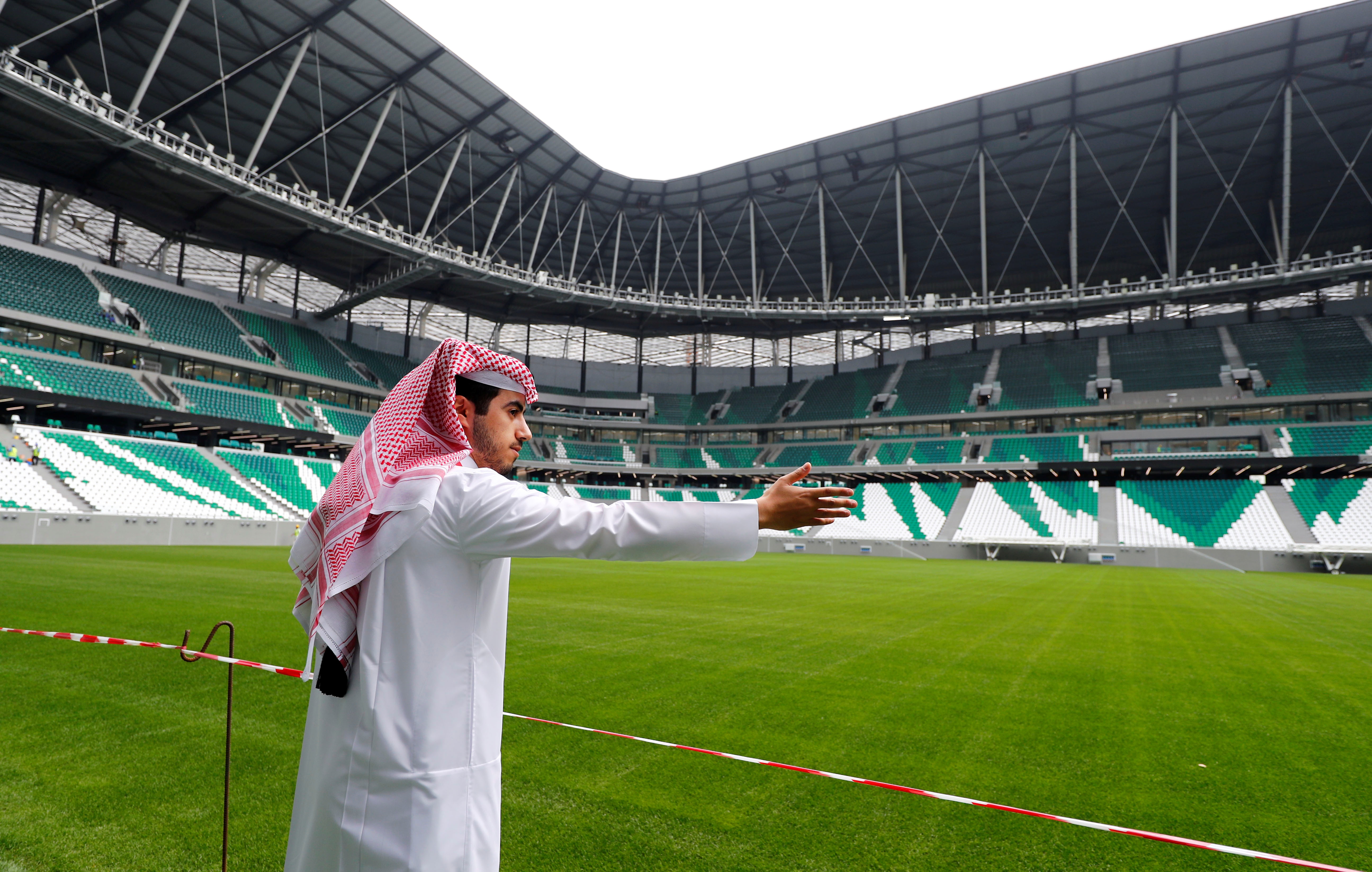 Nhung thuong vu ‘dot tien’ vao bong da cua cac dai gia Trung Dong hinh anh