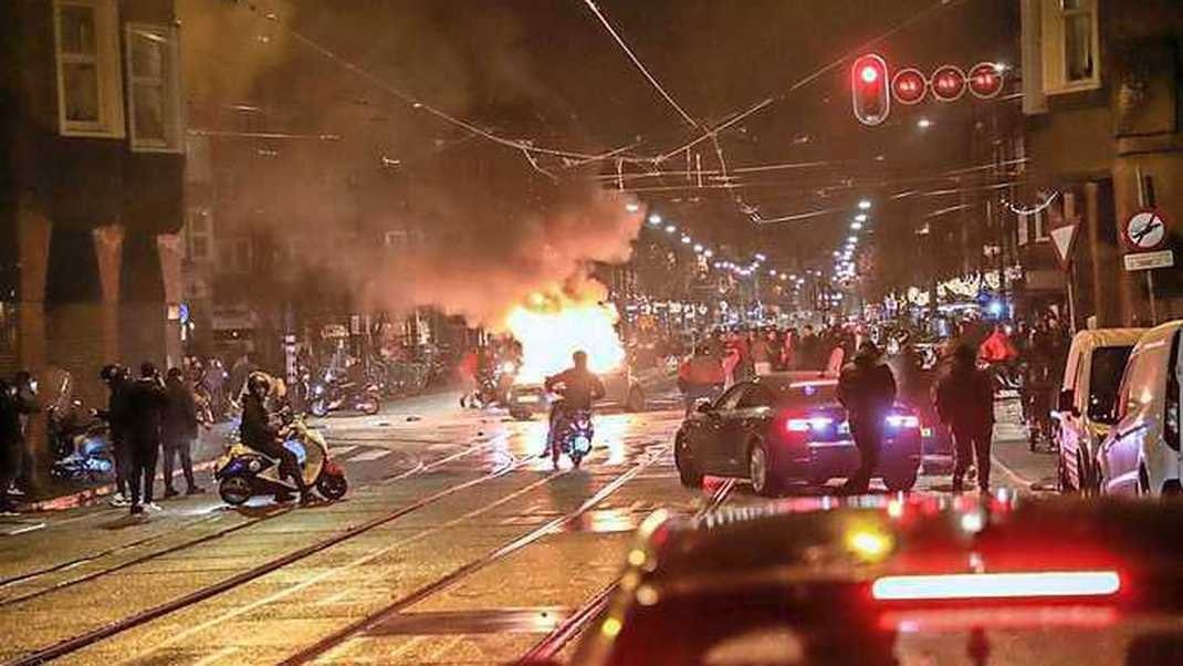 Canh sat Ha Lan dung dui cui giai tan CDV Morocco qua khich hinh anh