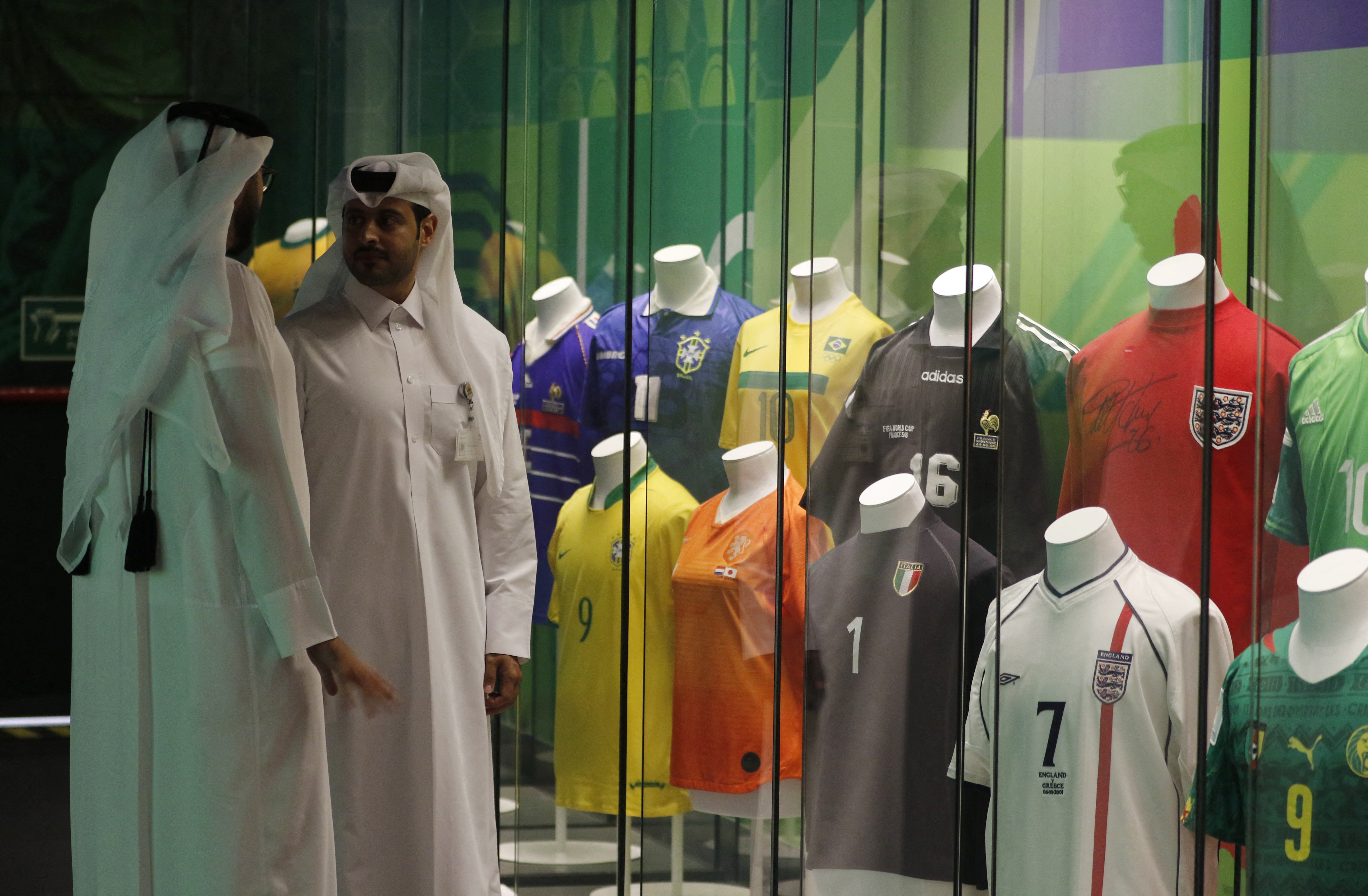 Co dong vien tai Qatar do xo di xem ky vat World Cup hinh anh