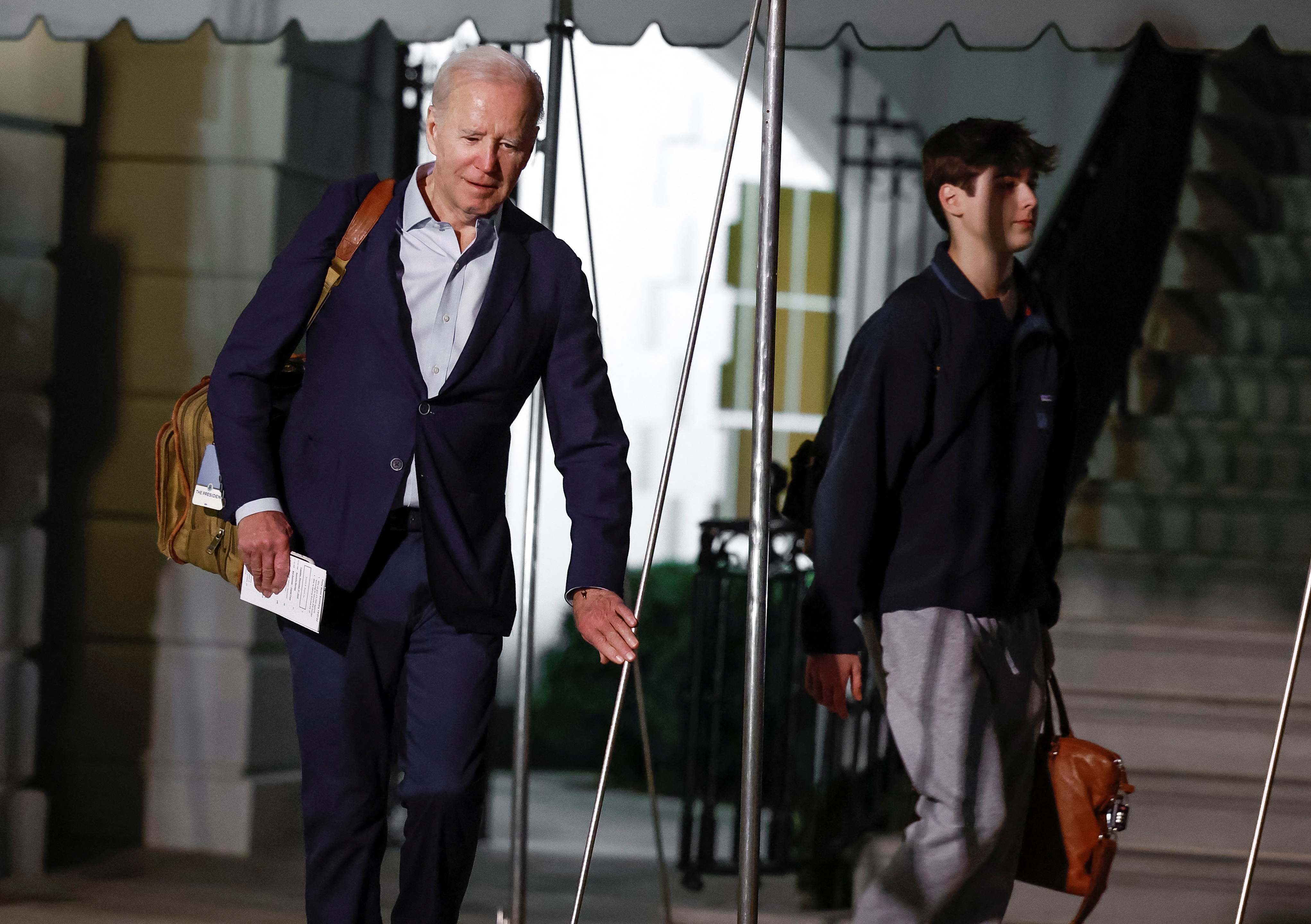 Ong Biden len duong nghi le o dao Caribe hinh anh