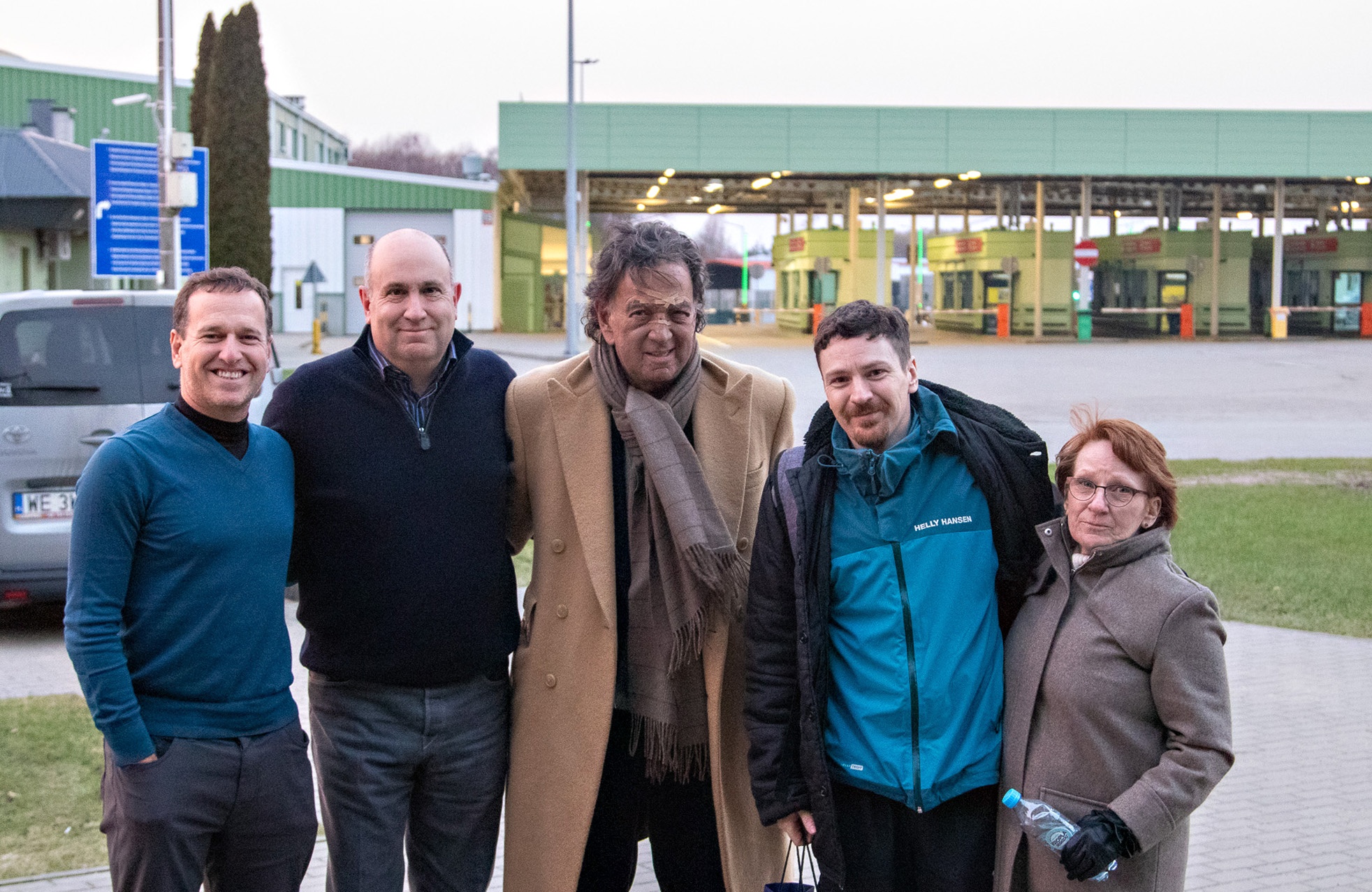 Nga tha cuu binh My vuot bien trai phep hinh anh