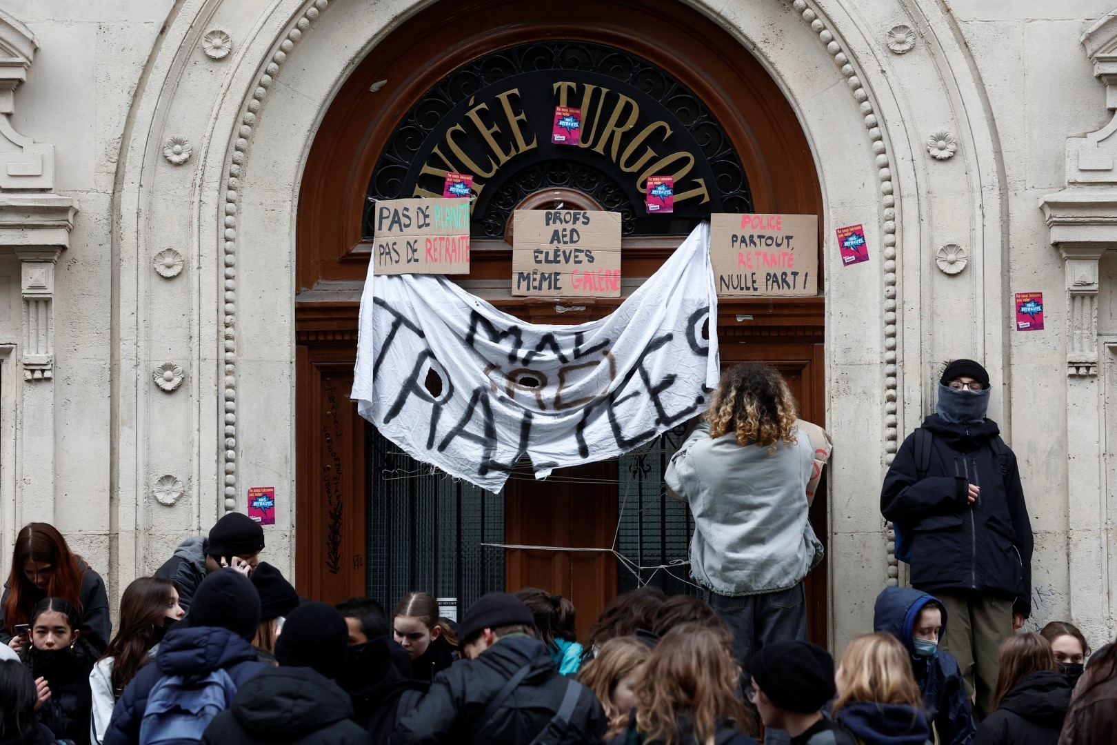 Nguoi Phap xuong duong phan doi nang tuoi nghi huu hinh anh