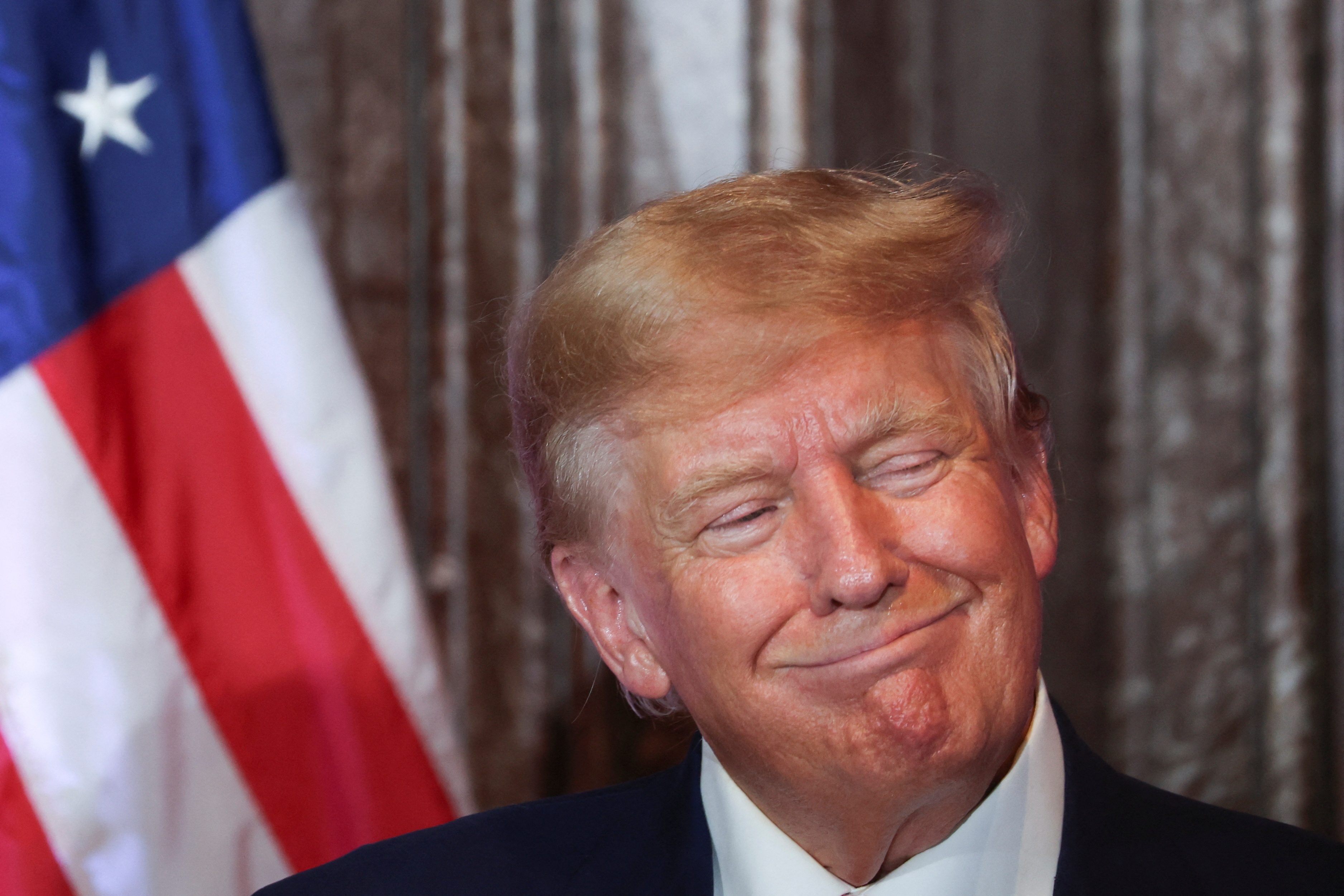 Ong Trump chi trich doi thu DeSantis hinh anh