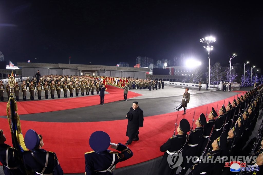 Ong Kim Jong Un du le duyet binh trong dem hinh anh