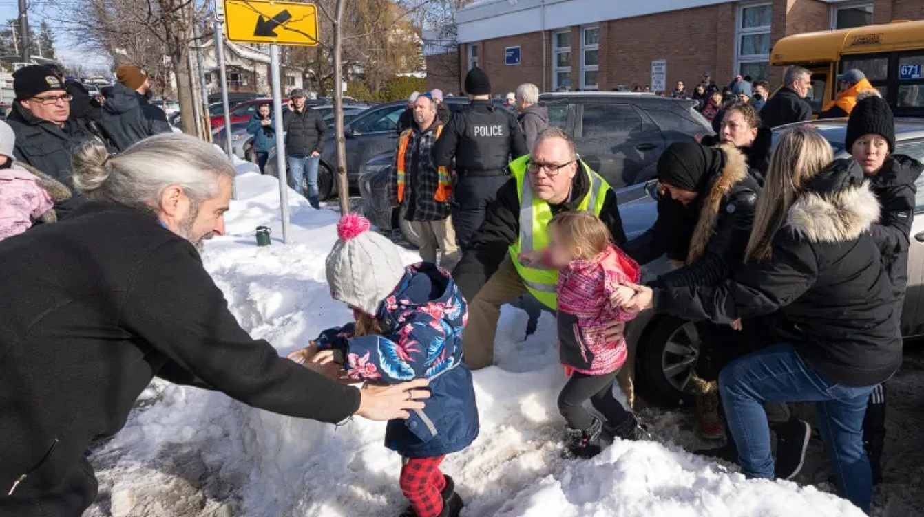 Tai xe lai xe buyt dam vao nha tre o Canada, 2 tre em thiet mang hinh anh