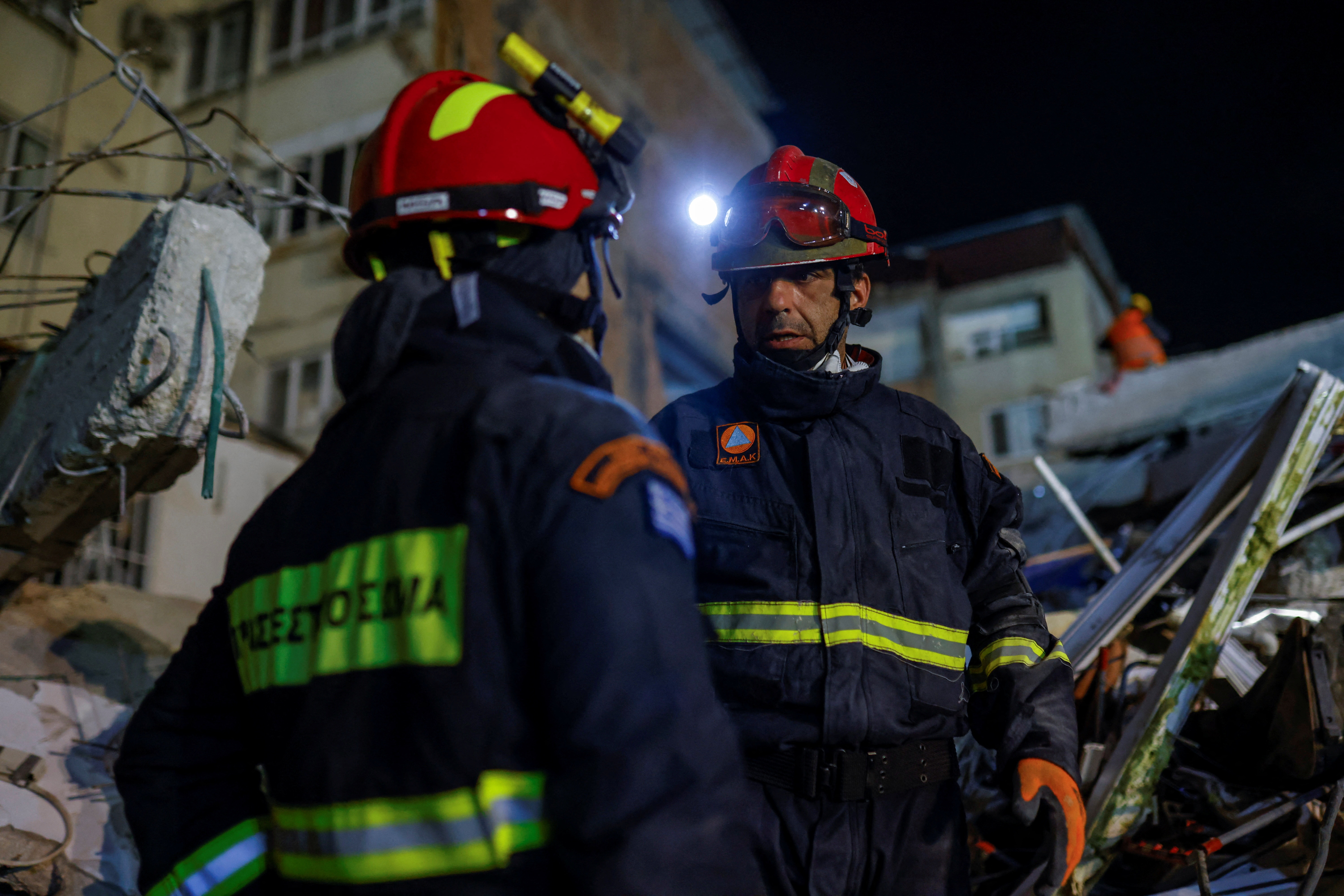 Binh si Tho Nhi Ky mao hiem tim dien thoai cho nguoi phu nu tuyet vong hinh anh