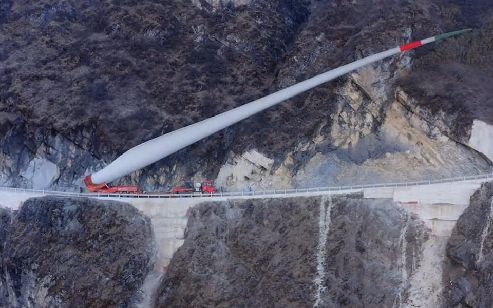 Giay phut nghet tho dua canh tua-bin 19 tan vuot nui o Tu Xuyen hinh anh