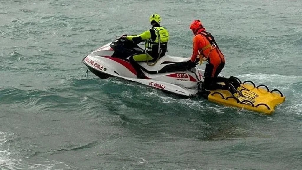 Hang chuc thi the dat vao bo bien Italy hinh anh