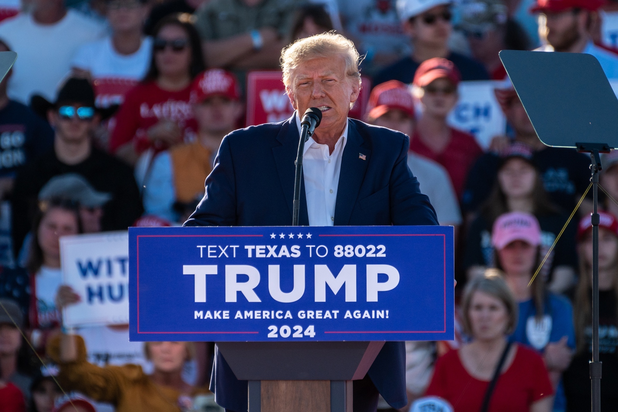 Ong Trump tinh xin doi dia diem xet xu toi noi 'than thien' hon hinh anh