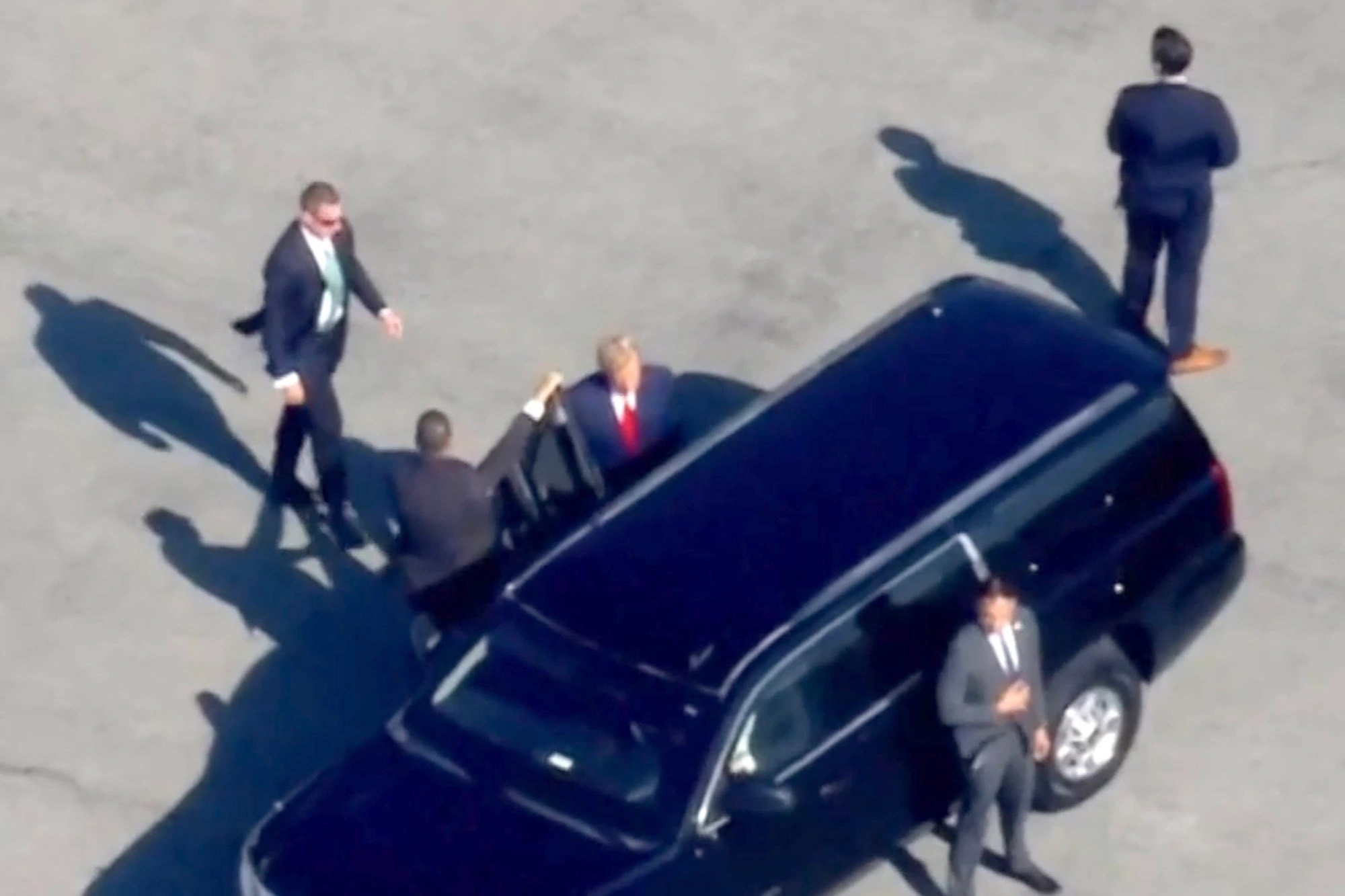 Khoanh khac doan xe dua ong Trump toi New York truoc ngay trinh dien hinh anh