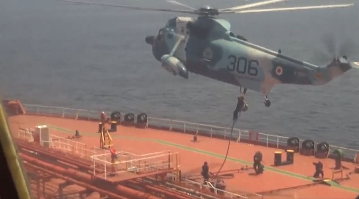 Khoanh khac biet kich Iran du day bat tau cho dau toi My hinh anh