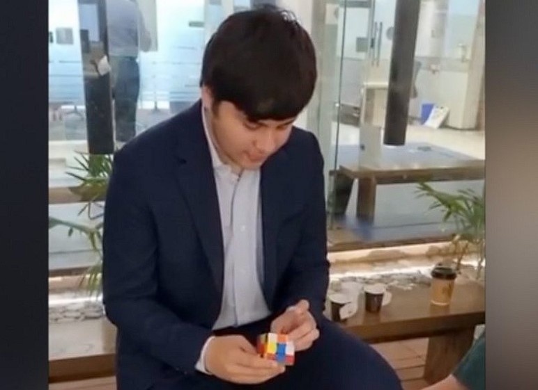 Nan nhan nho tuoi nhat muon pha ky luc rubik the gioi tren tau Titan hinh anh