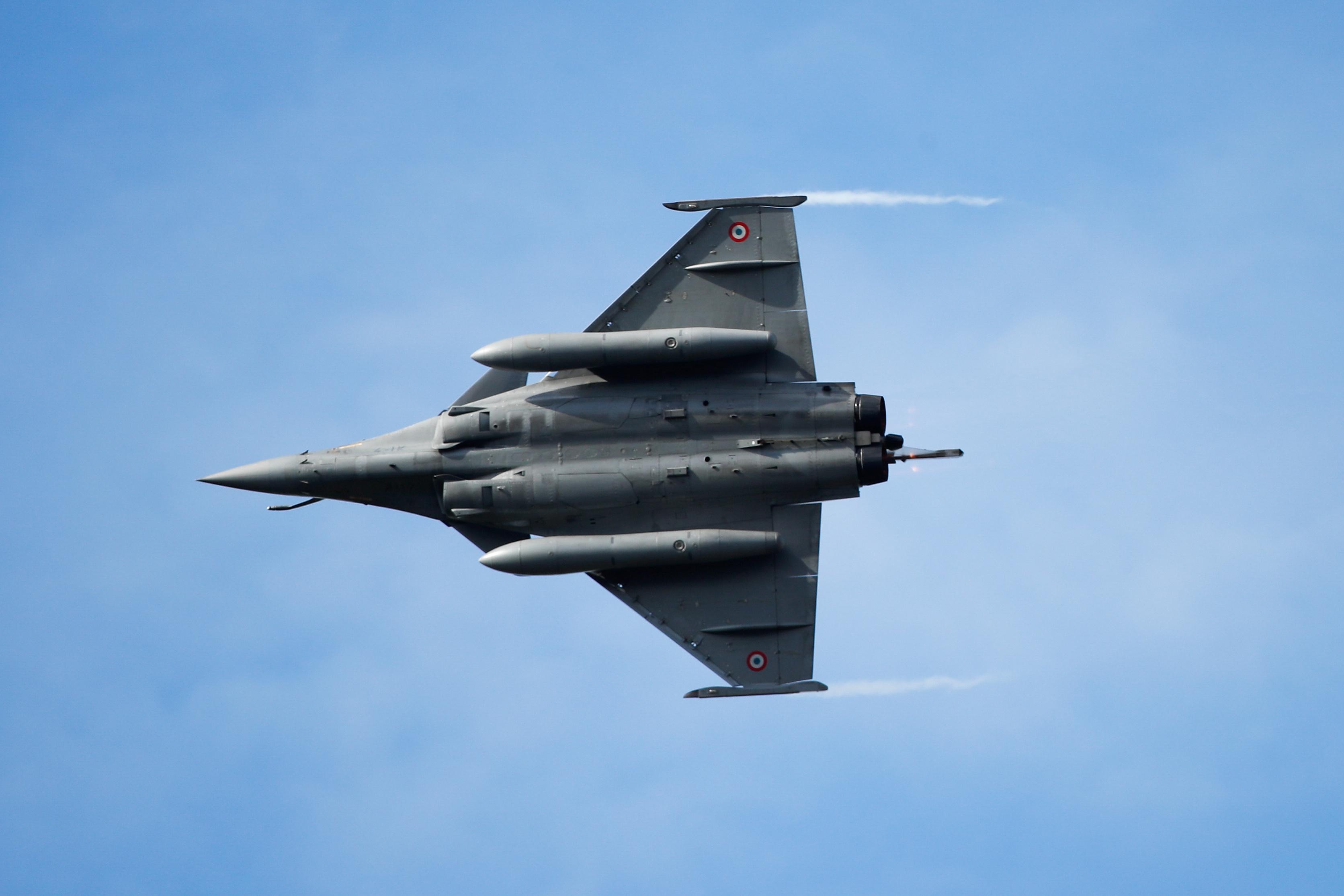 Bi chien dau co Phap truy duoi, phi cong nem ma tuy qua cua so hinh anh