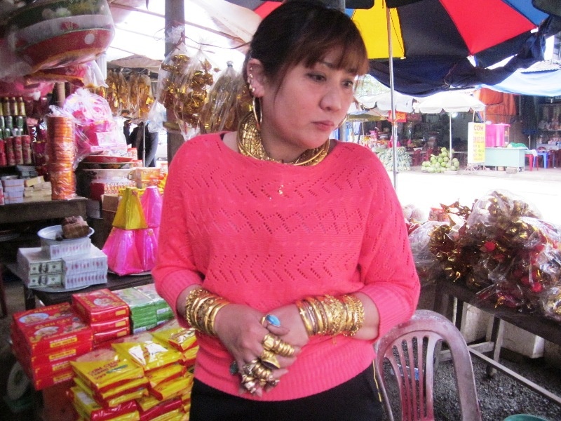 Nguoi phu nu deo hang chuc cay vang xuat hien noi dong nguoi hinh anh