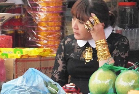 Nguoi phu nu deo vang khap nguoi o Thanh Hoa len tieng hinh anh