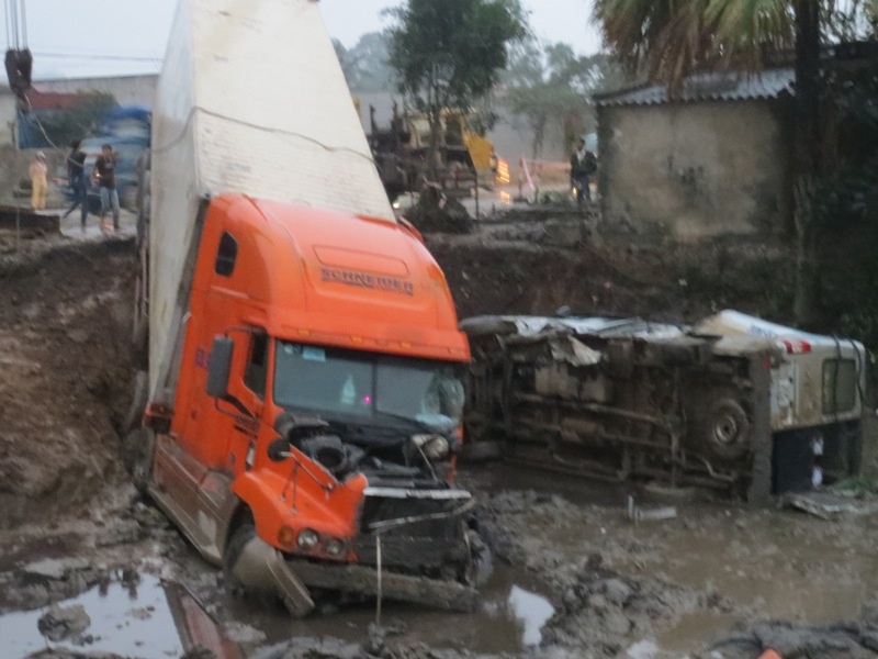 Xe tai dam lien tiep 2 o to, 2 nguoi chet, 10 bi thuong hinh anh