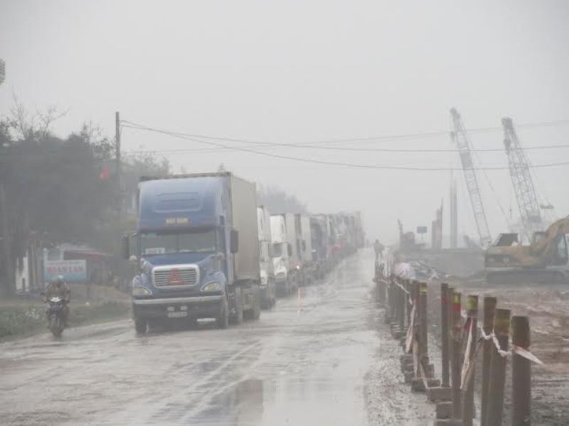 Quoc lo 1A bi ach tac keo dai gan 20km hinh anh