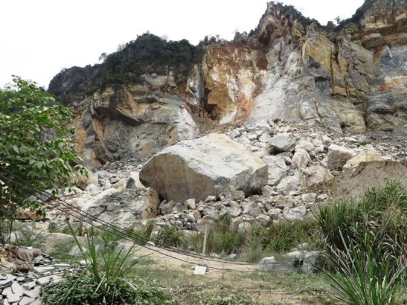 Sap mo da o Thanh Hoa, 3 nguoi nguy kich hinh anh